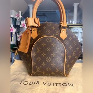 Authentic Louis Vuitton Monogram Bag with COA,dust bag,tag,lock and key ❤️